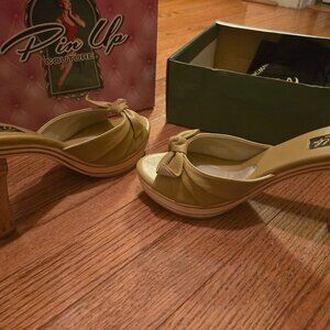 Pinup Couture Camel Tiki Mule Size 8 EUC